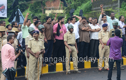 Eggs thrown at Ramya